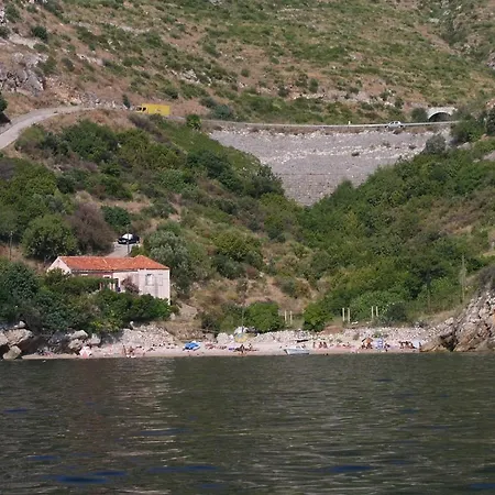 Bajo - Free Parking *